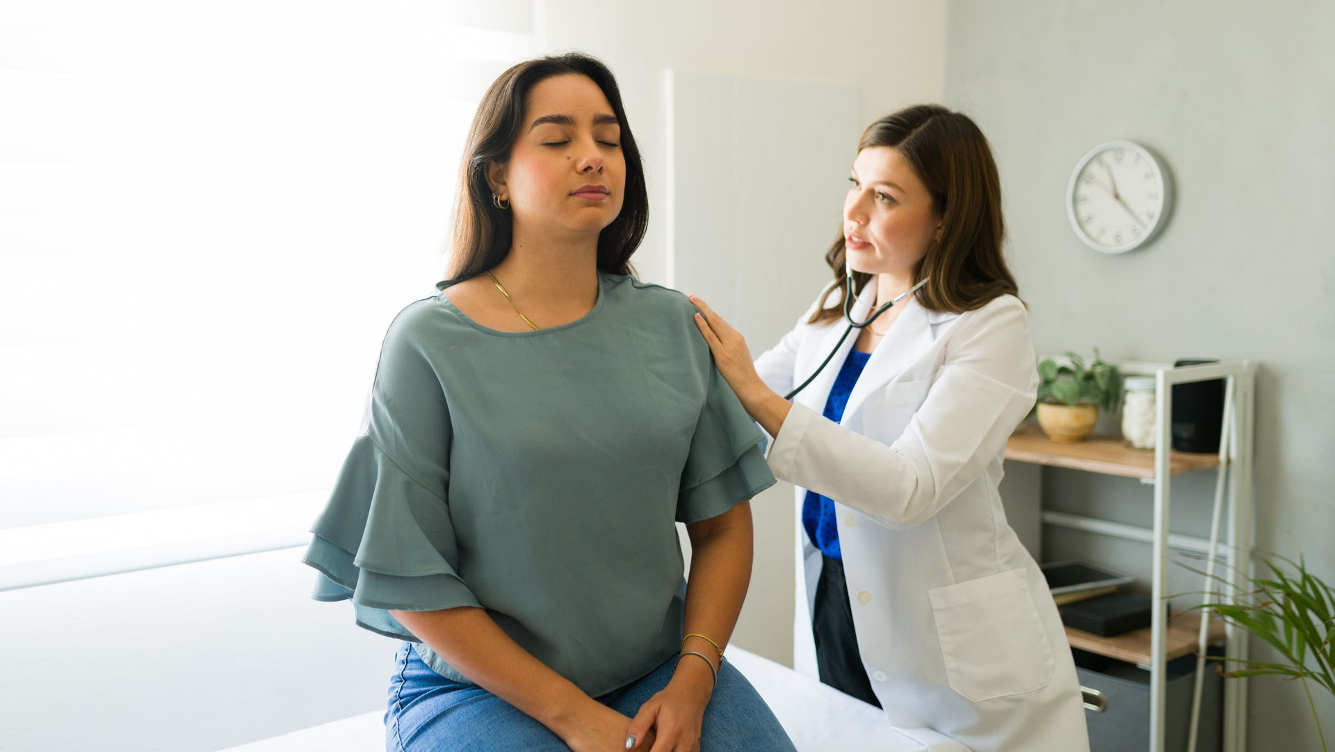 Patiente sur une table d'auscultation
