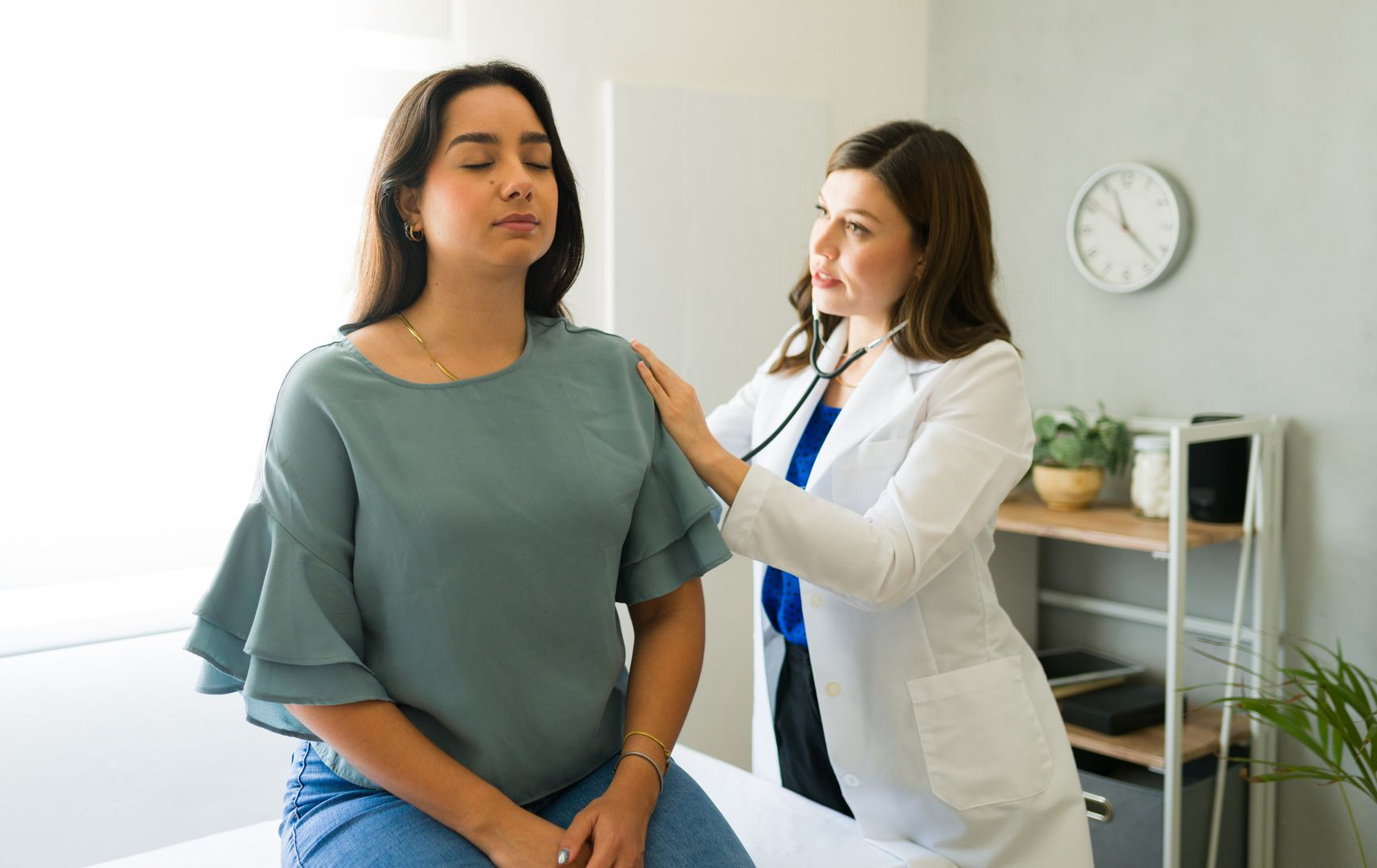 Écoute de la respiration d'une patiente