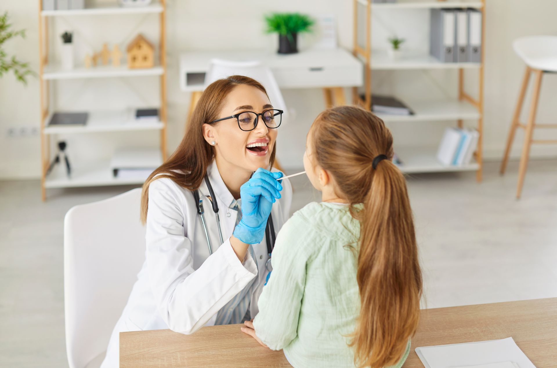 Docteur regardant la gorge d'un enfant
