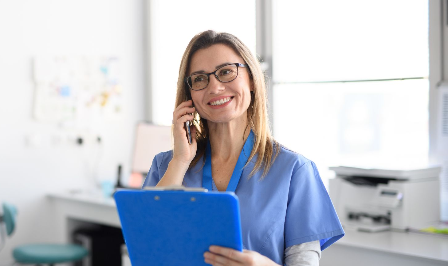 Médecin au téléphone