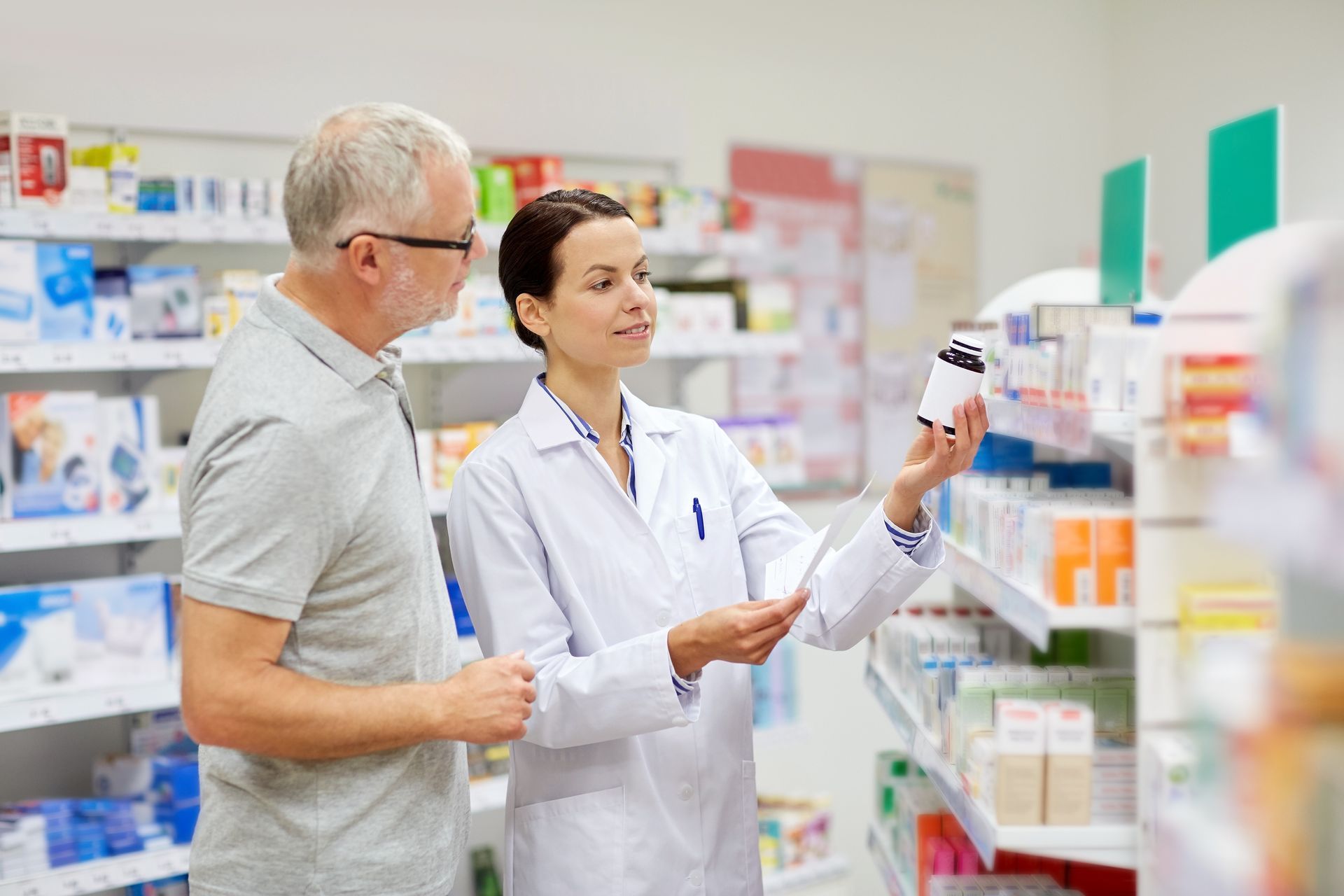Pharmacienne avec un patient