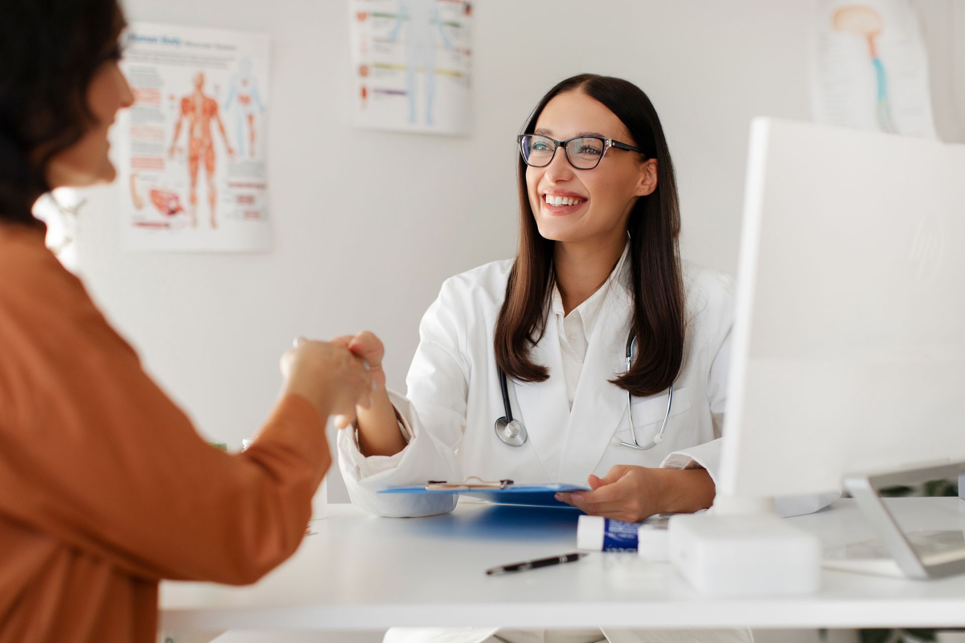 Médecin souriante