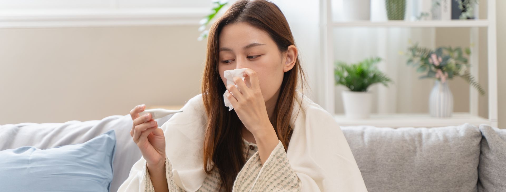 Une femme prenant sa température