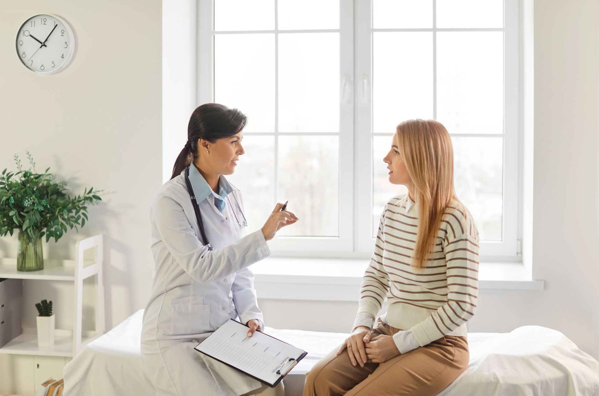 Conseils médicaux dans une pièce avec une grande fenêtre