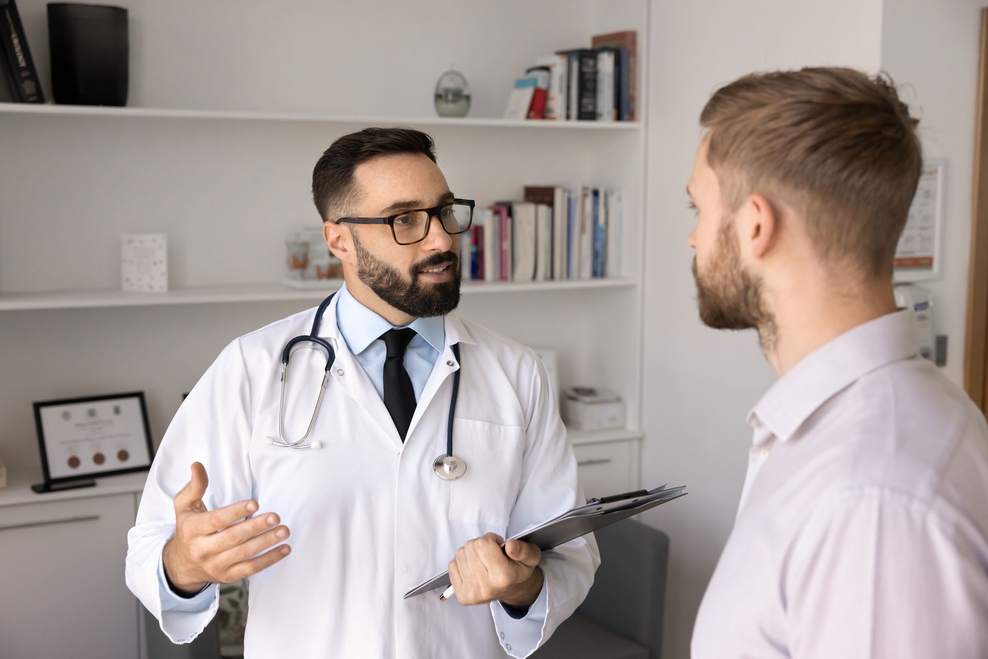 Homme médecin donnant des explications à un patient