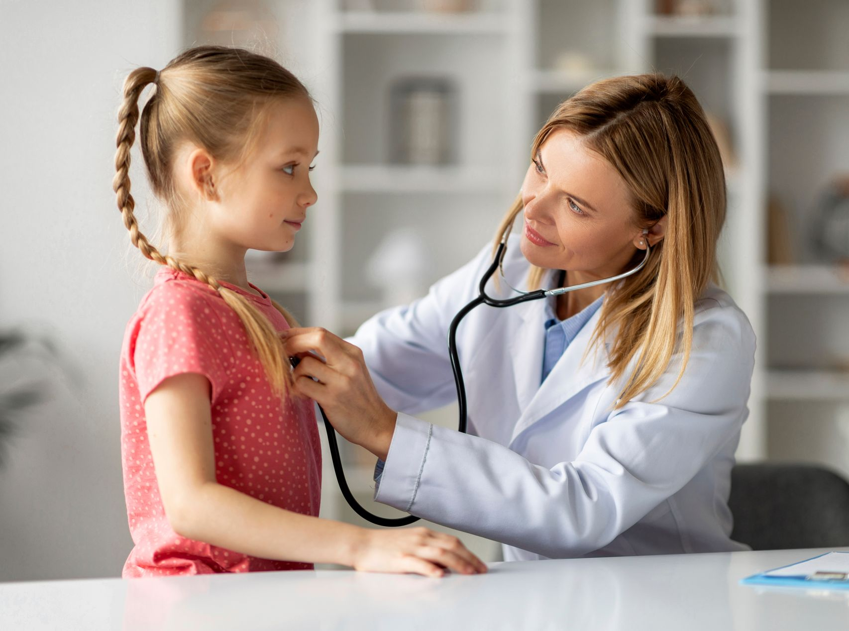 Docteur écoutant un enfant avec un stéthoscope