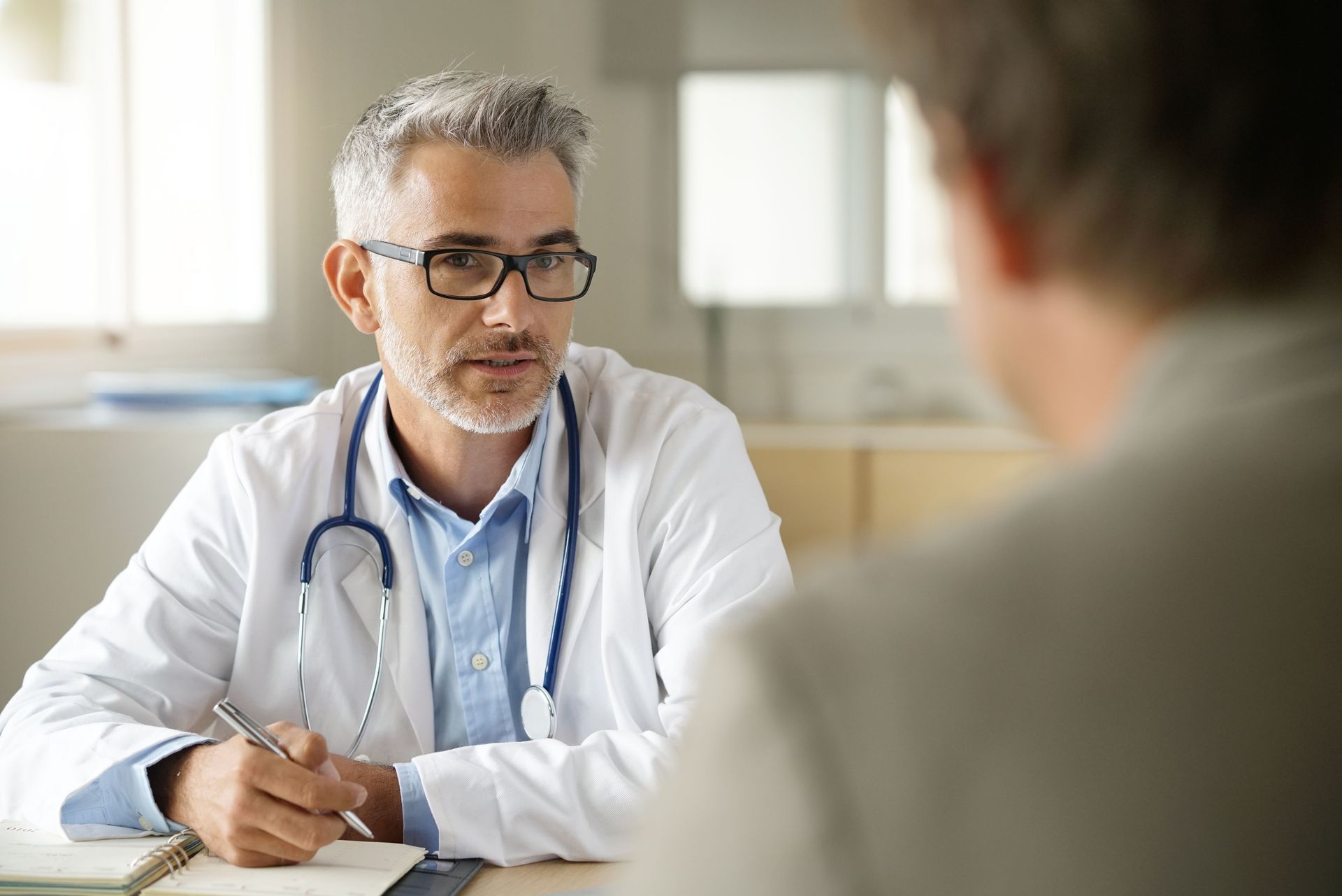 Médecin donnant des conseils médicaux