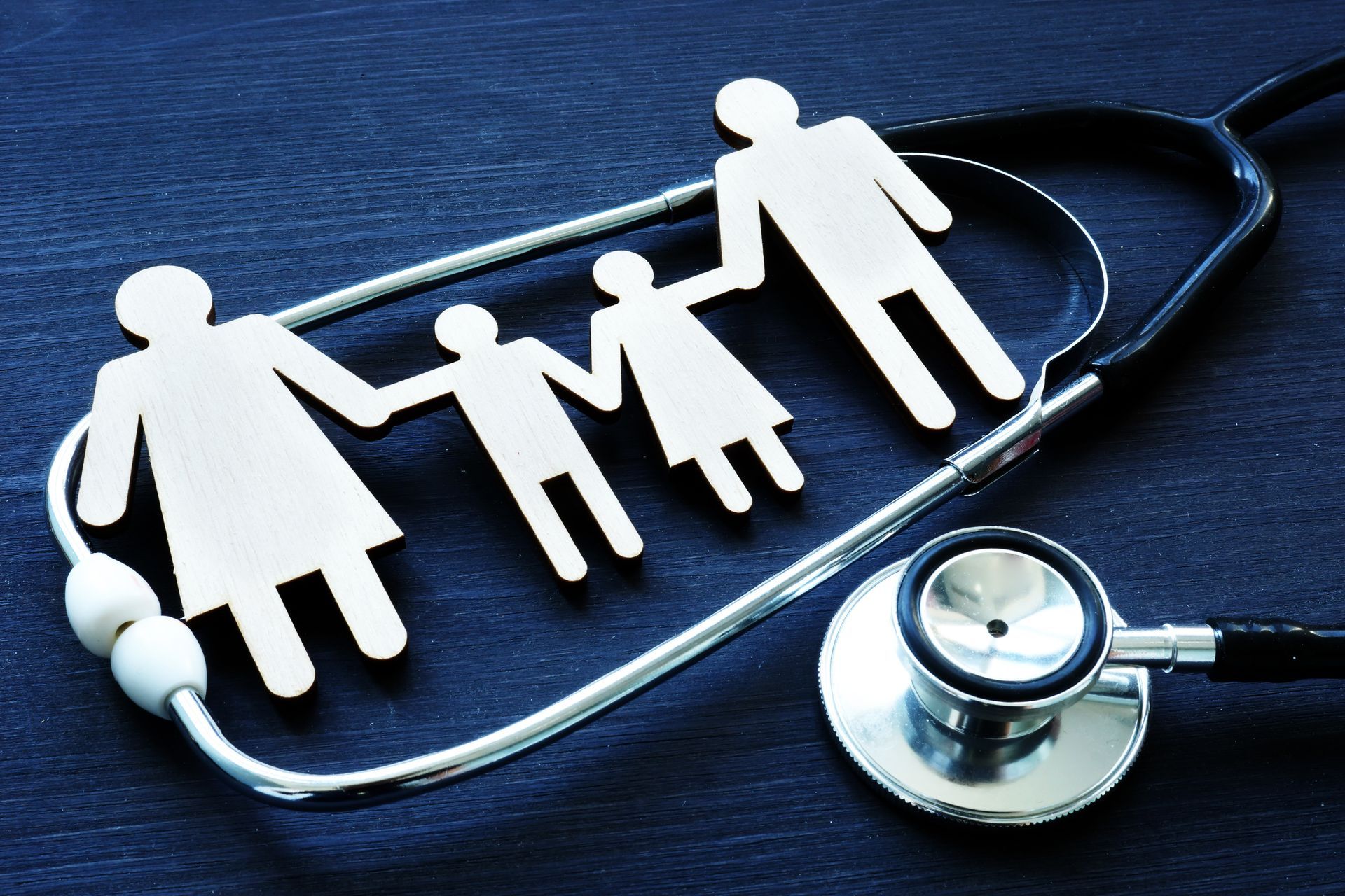 Une famille en papier dans un stéthoscope