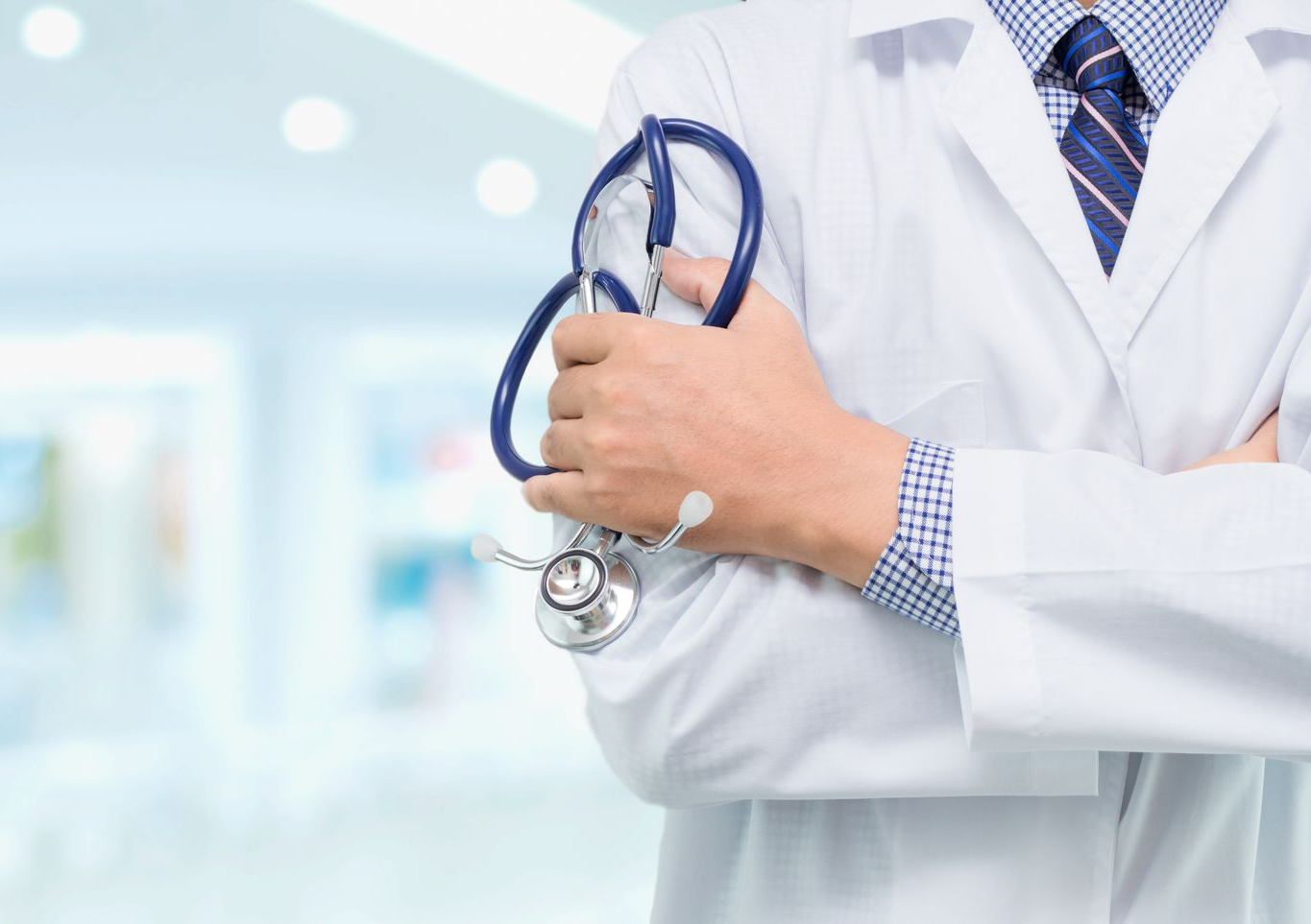 Homme tenant un stéthoscope