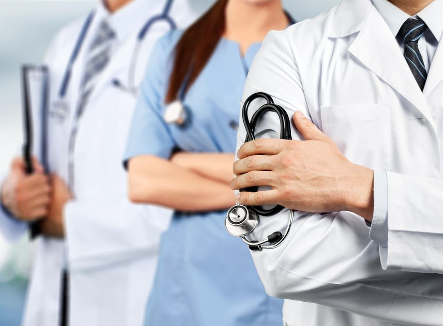 Des médecins alignés