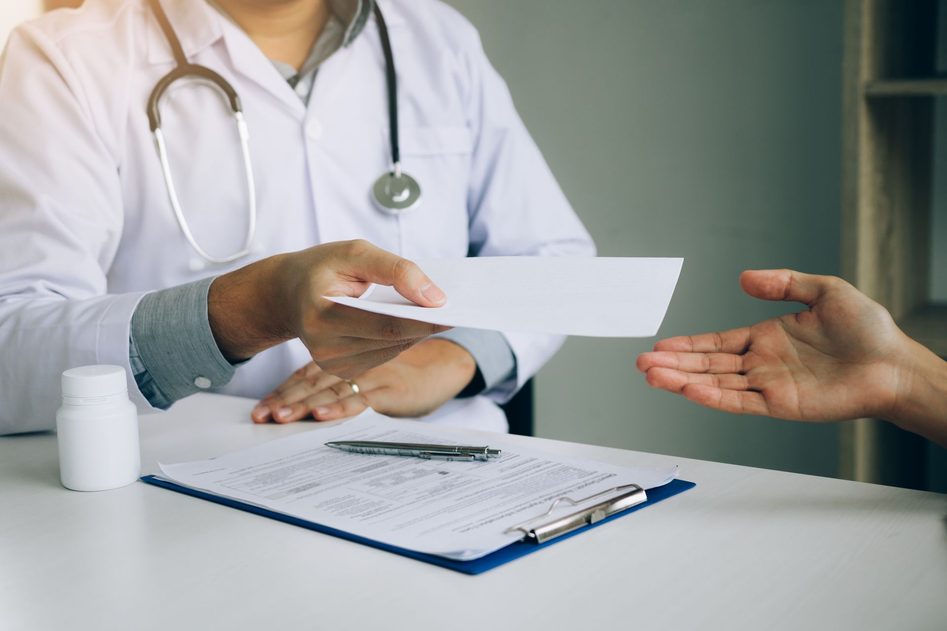 Docteur tendant une consultation médicale