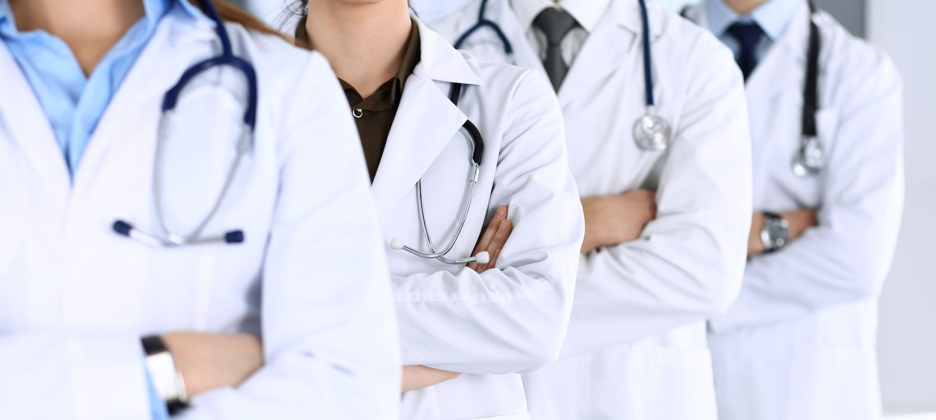 Consultation médicale devant une grande fenêtre