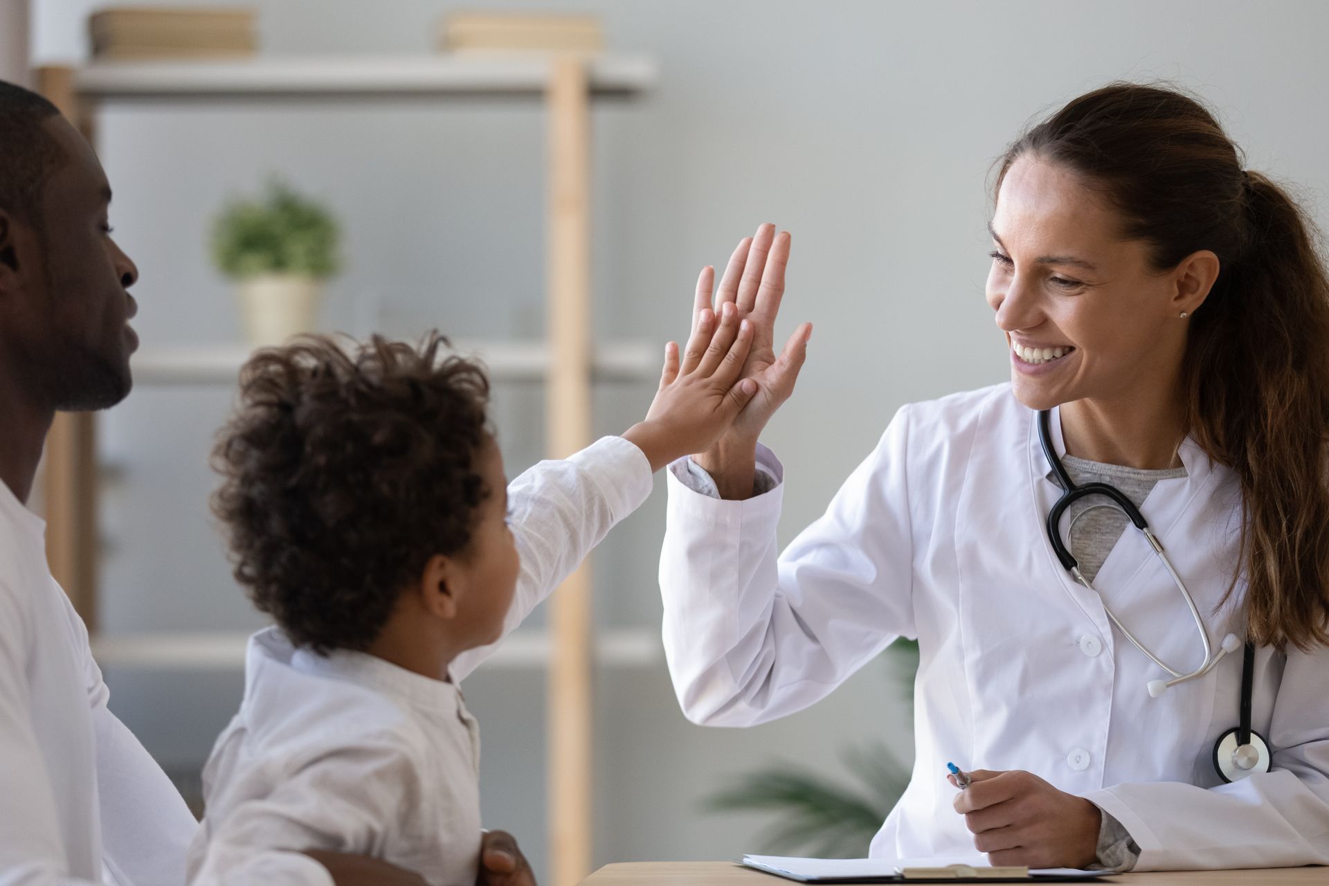 Enfant tapant dans la main d'un médecin