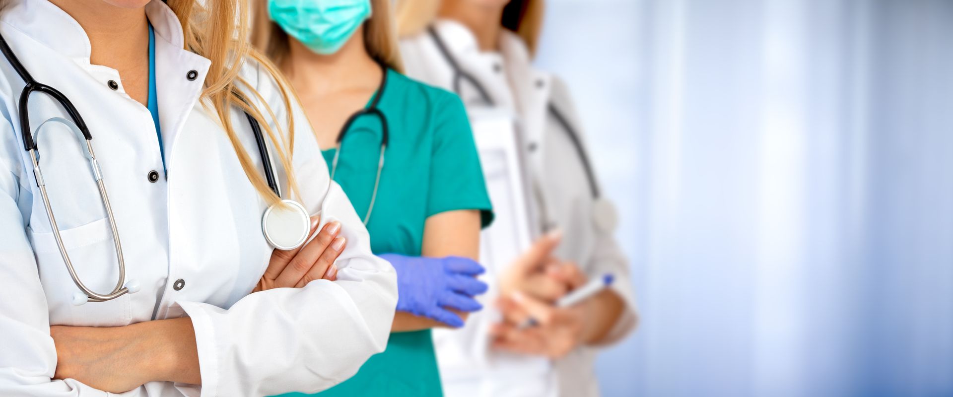Docteur regardant dans la gorge d'un enfant