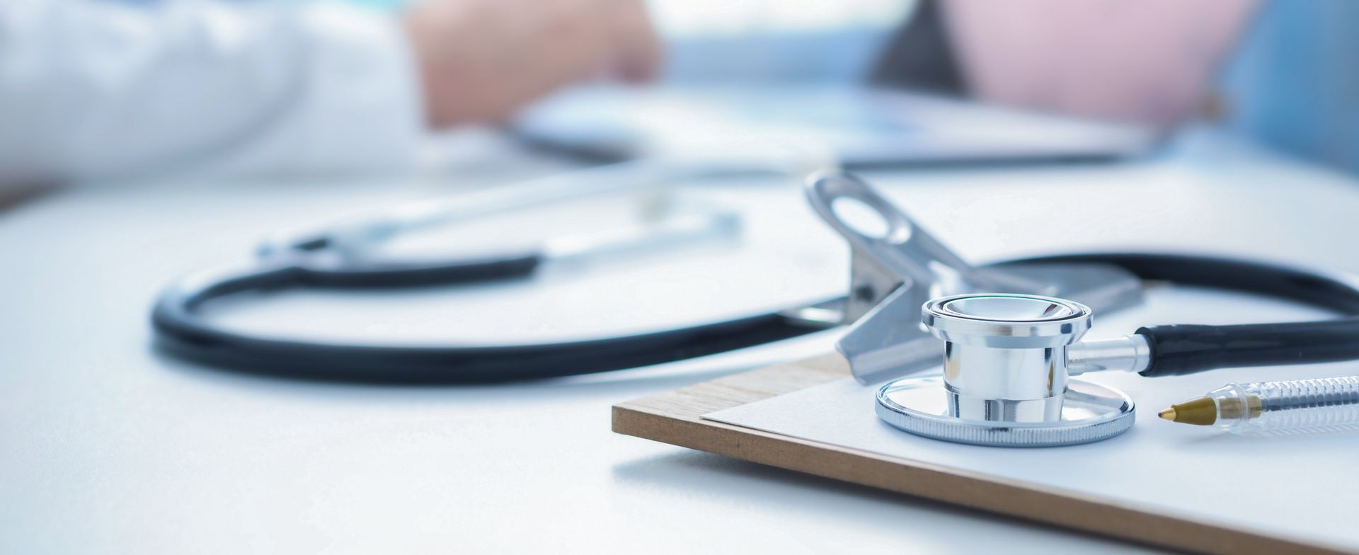 Médecin tapant dans la main d'un enfant