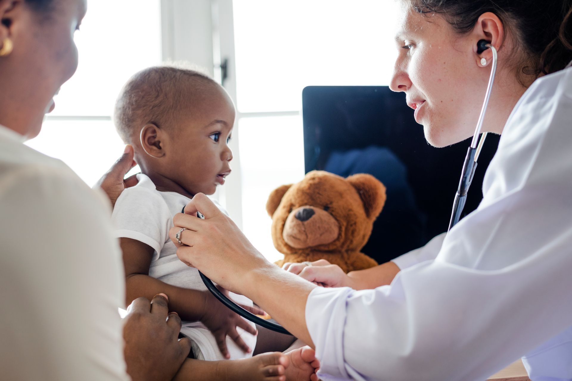Auscultation d'un enfant malade