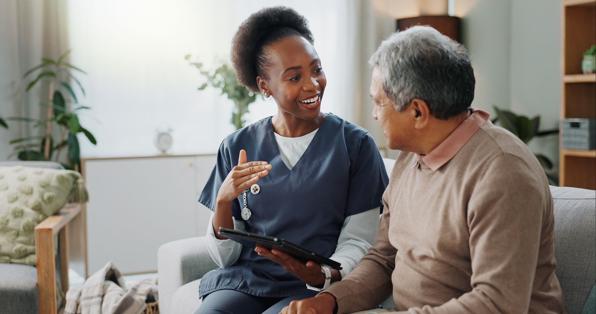 Docteur conseillant un patient