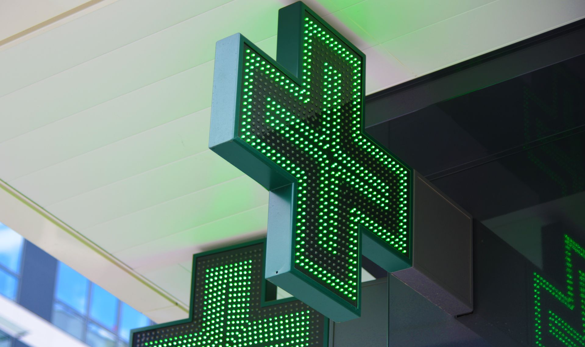 Croix verte sur une pharmacie