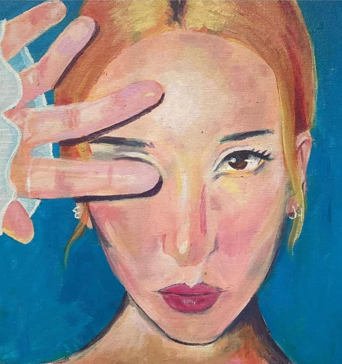 Retrato estilizado de una persona con una mano cubriéndole un ojo sobre un fondo azul.