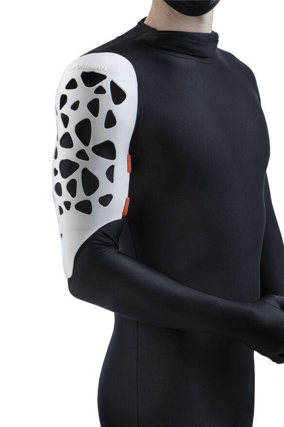Silla de ruedas negra con reposacabezas, reposabrazos, reposapiés y pequeñas
