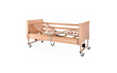 Cama de hospital con barandillas laterales ajustables y ruedas, con acabado en madera clara.