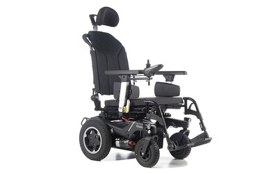 Silla de ruedas eléctrica negra con reposacabezas, reposabrazos y estructura de soporte frontal sobre un fondo blanco.
