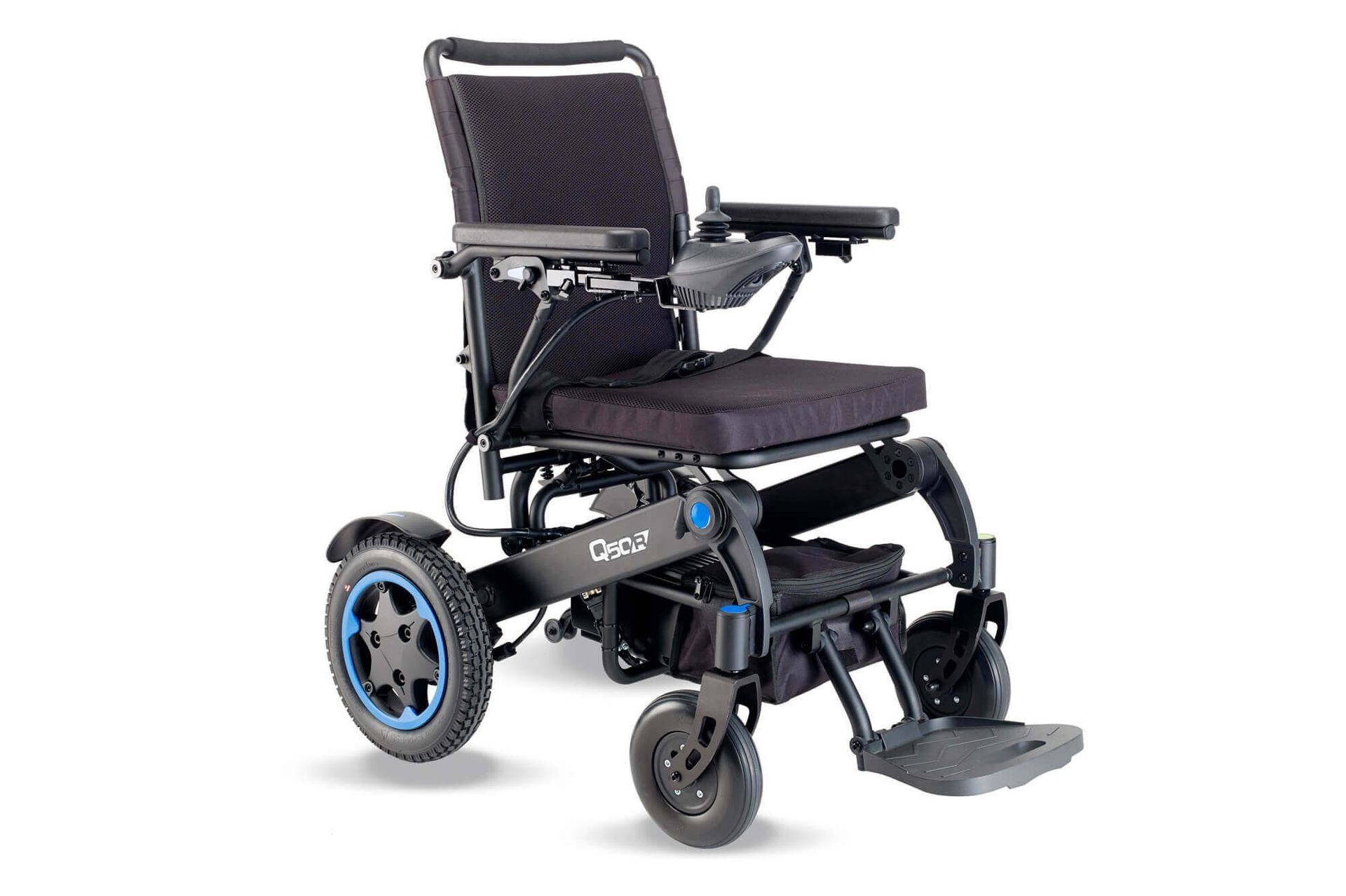 Silla de ruedas motorizada negra con ruedas de llanta azul y reposapiés, mostrada de perfil sobre un fondo blanco.