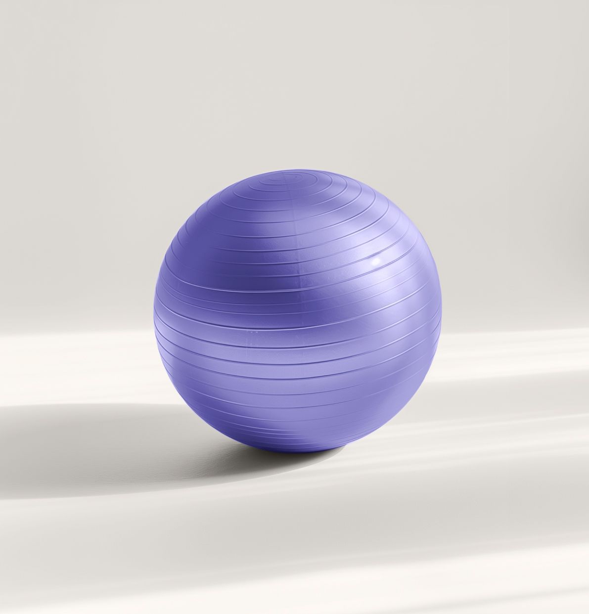 Esfera de madera naranja brillante centrada sobre un fondo claro liso.