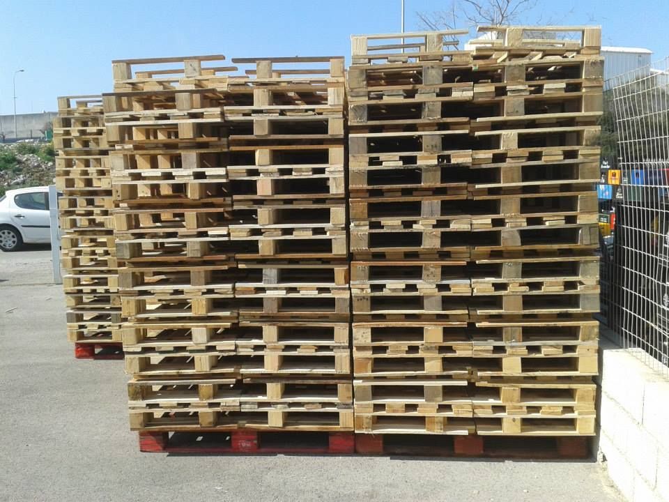 Lot de palettes en bois.