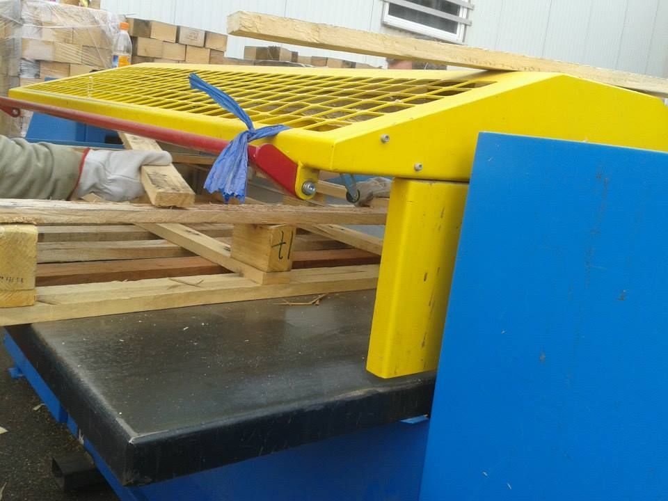 Professionnel passant une palette dans une machine jaune et bleue.
