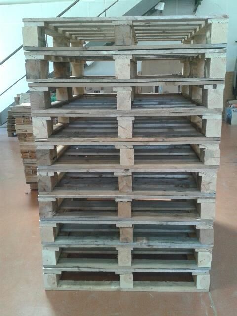 Palettes en bois grises.