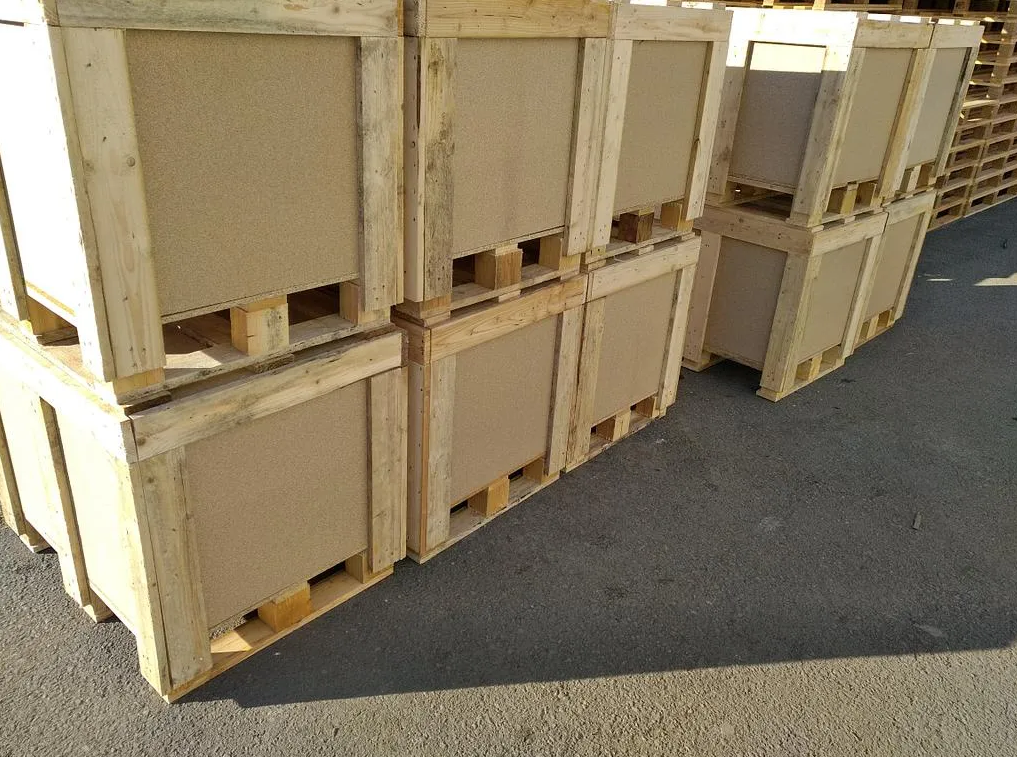 Pile de caisses en bois.