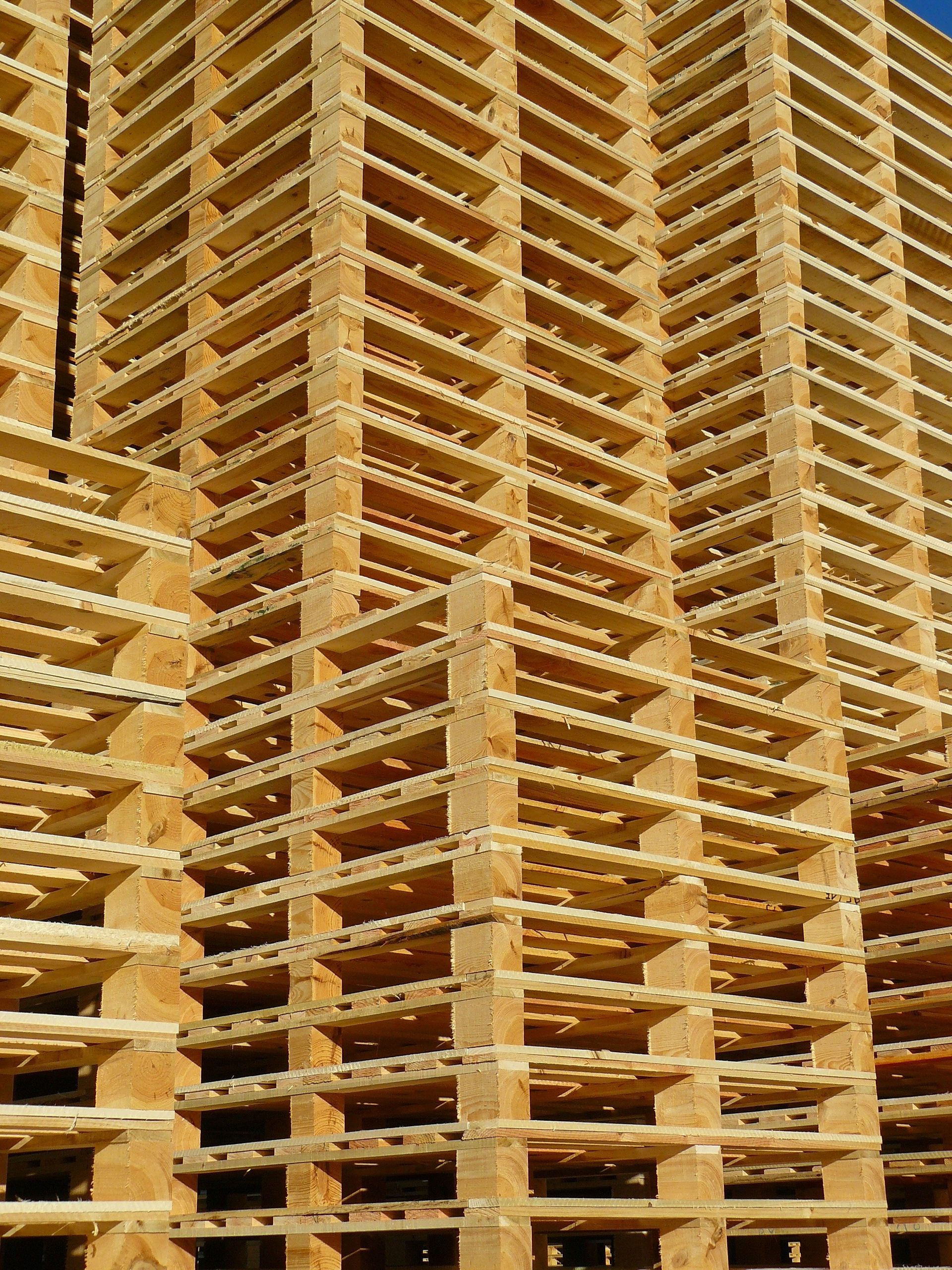 Montagne de palettes de bois.