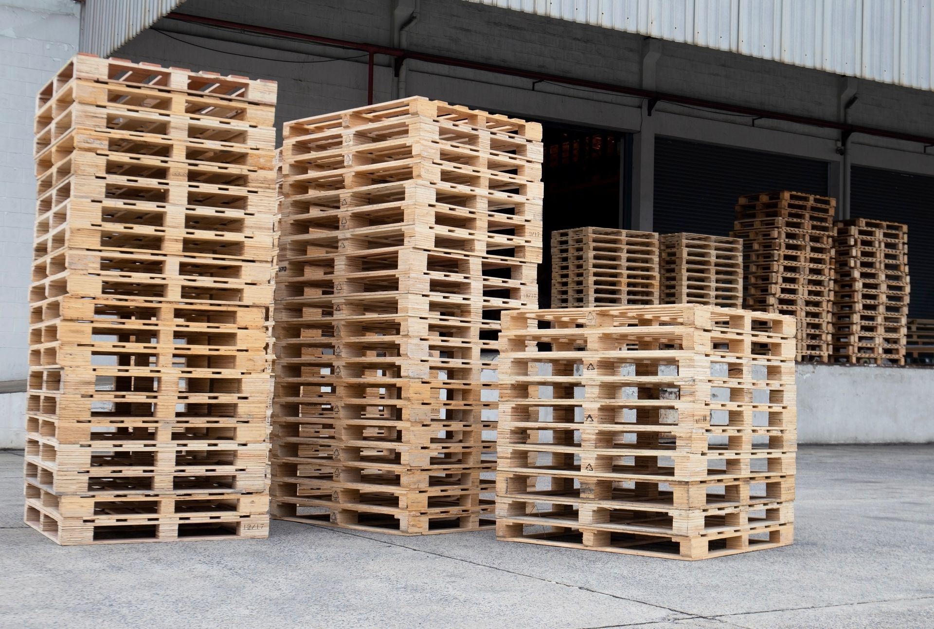 Piles de palettes en bois.