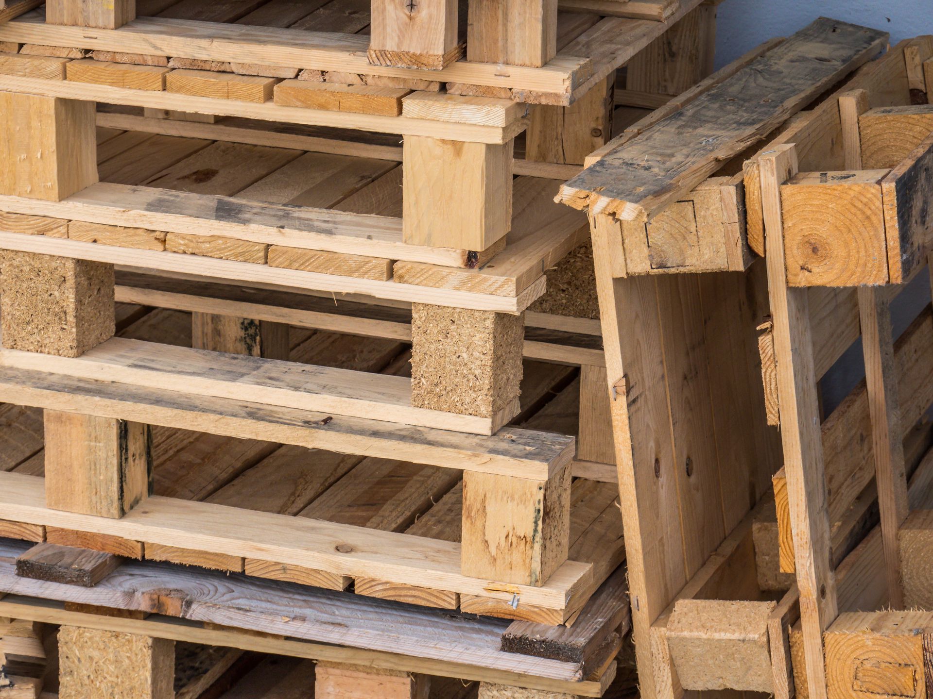 Gros plan sur des palettes en bois.