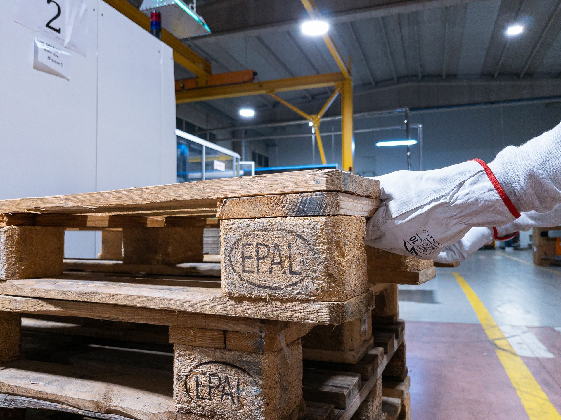 Palettes EPAL poussées par un professionnel dans un atelier.