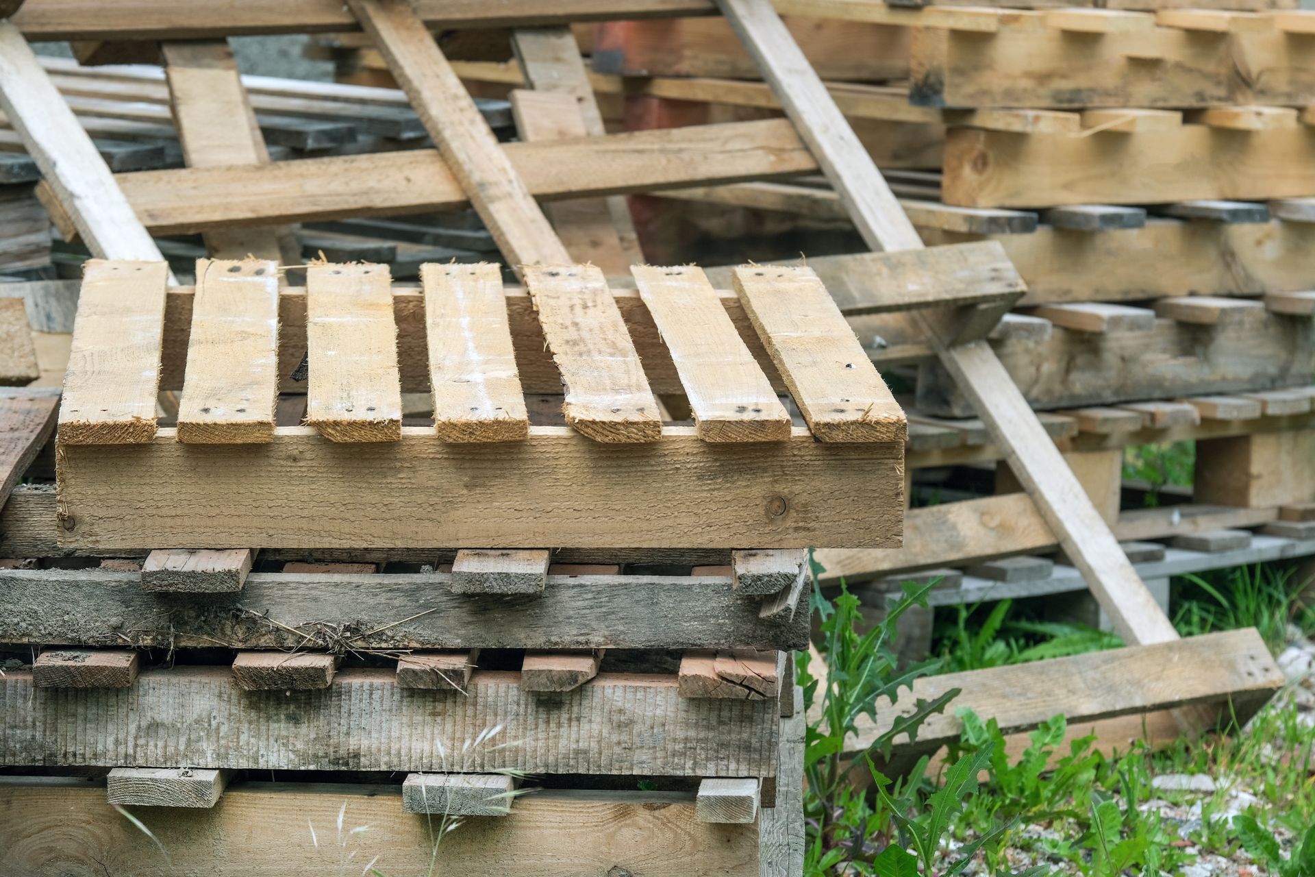 Palettes en bois dans de l'herbe.