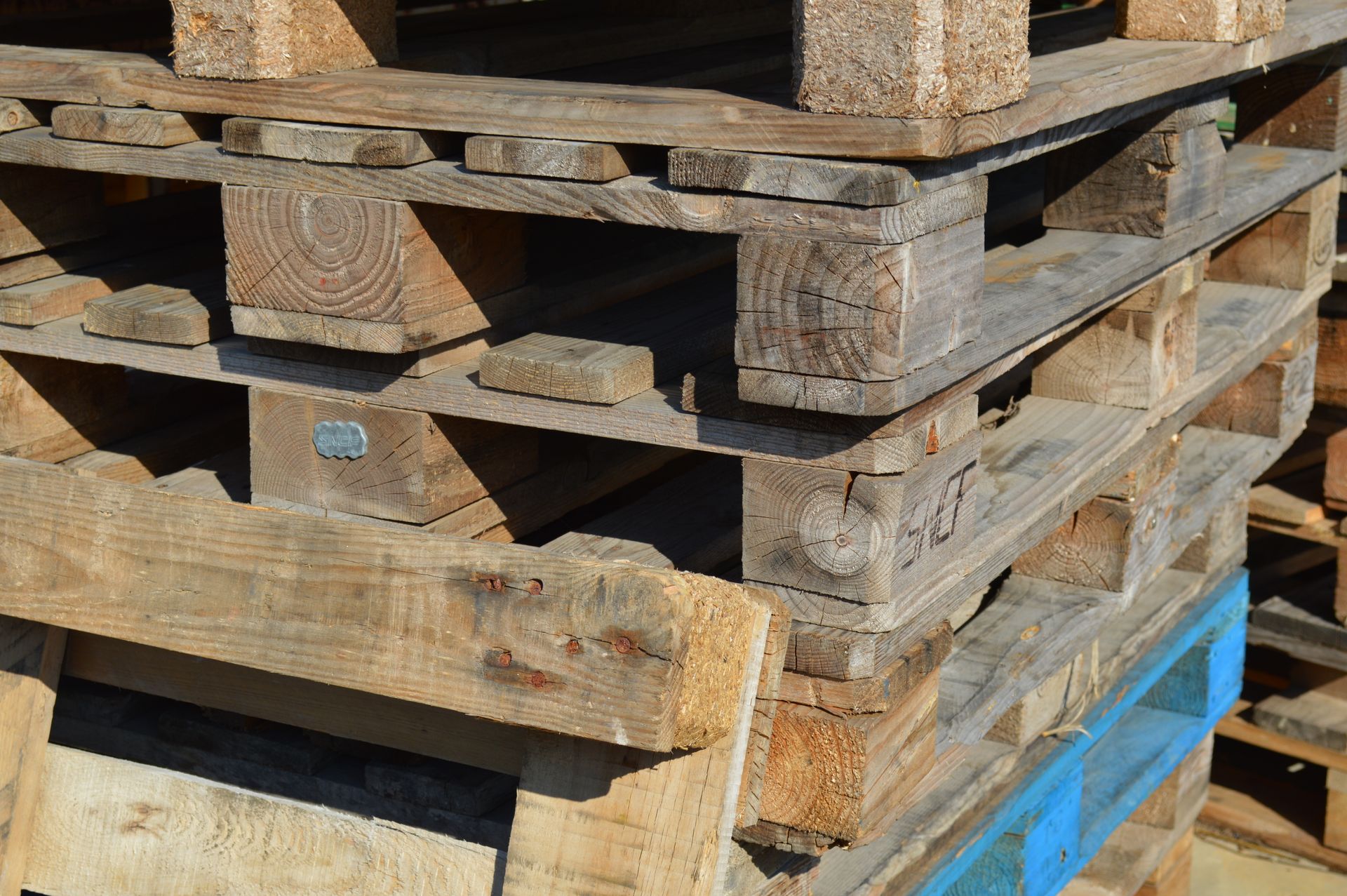Palettes abîmées empilées.