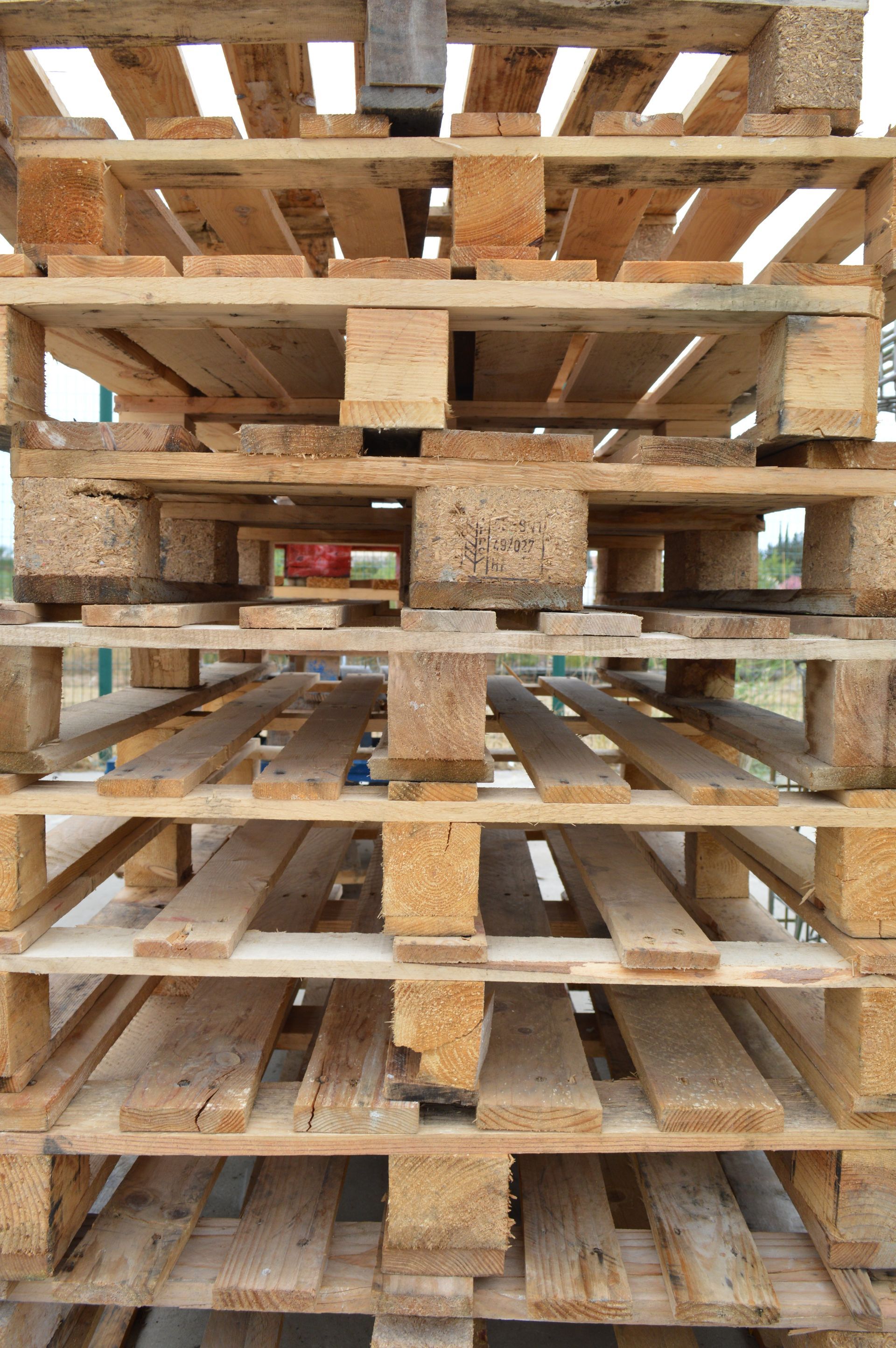Gros plan sur des palettes en bois.