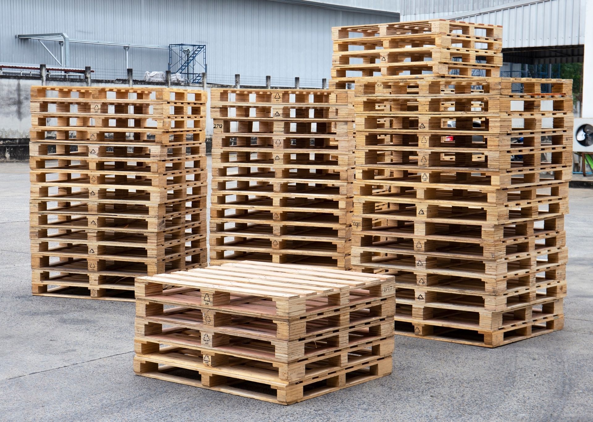Palettes en piles en extérieur.
