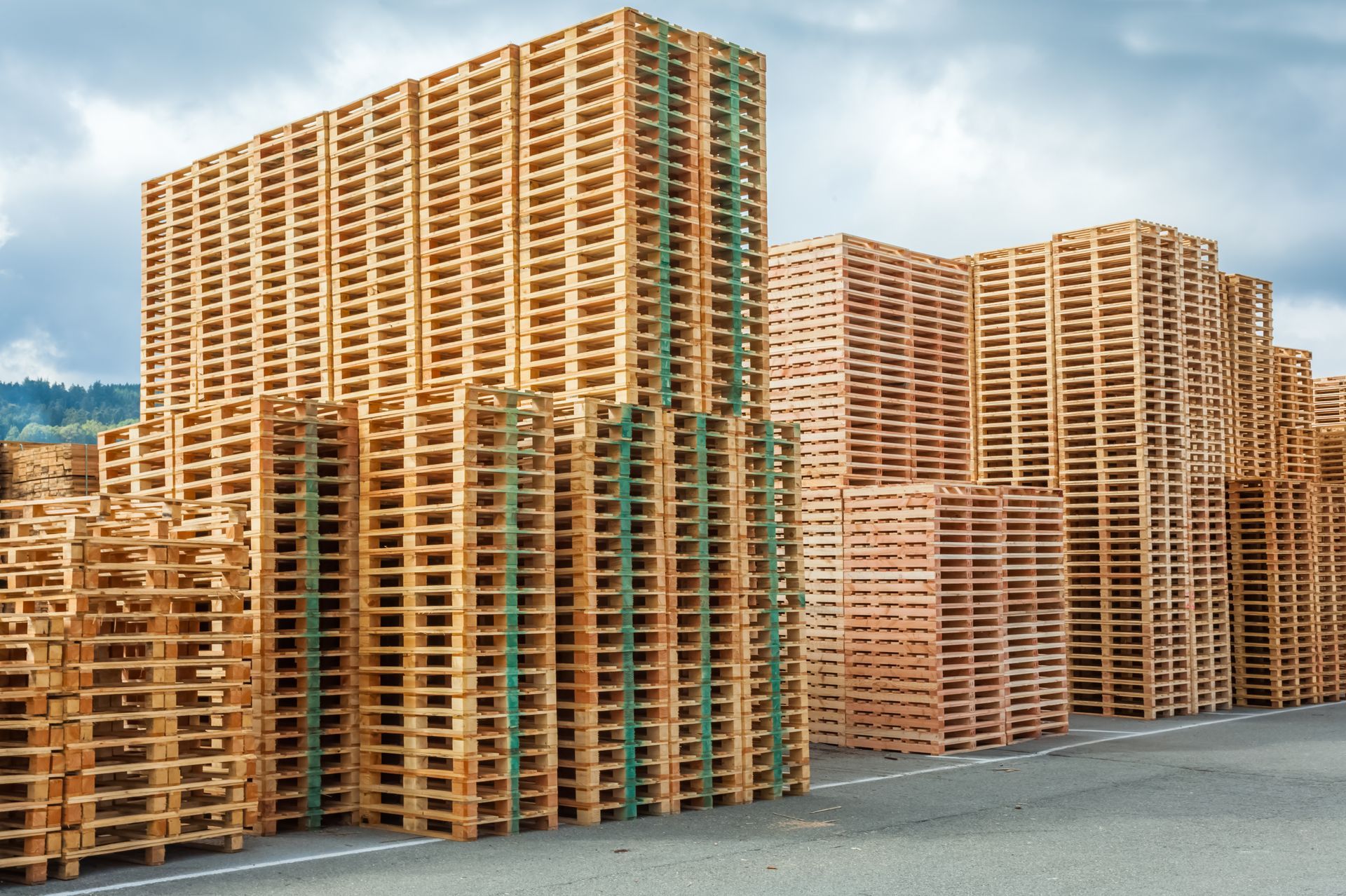 Piles en extérieur de palettes en bois.