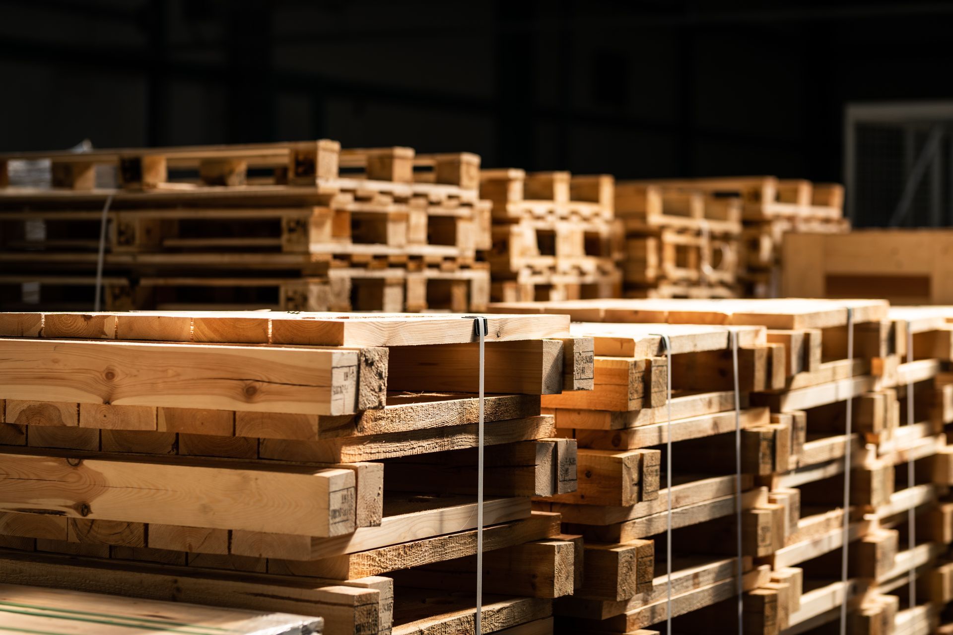 Gros plan d'une rangée de palettes de bois.