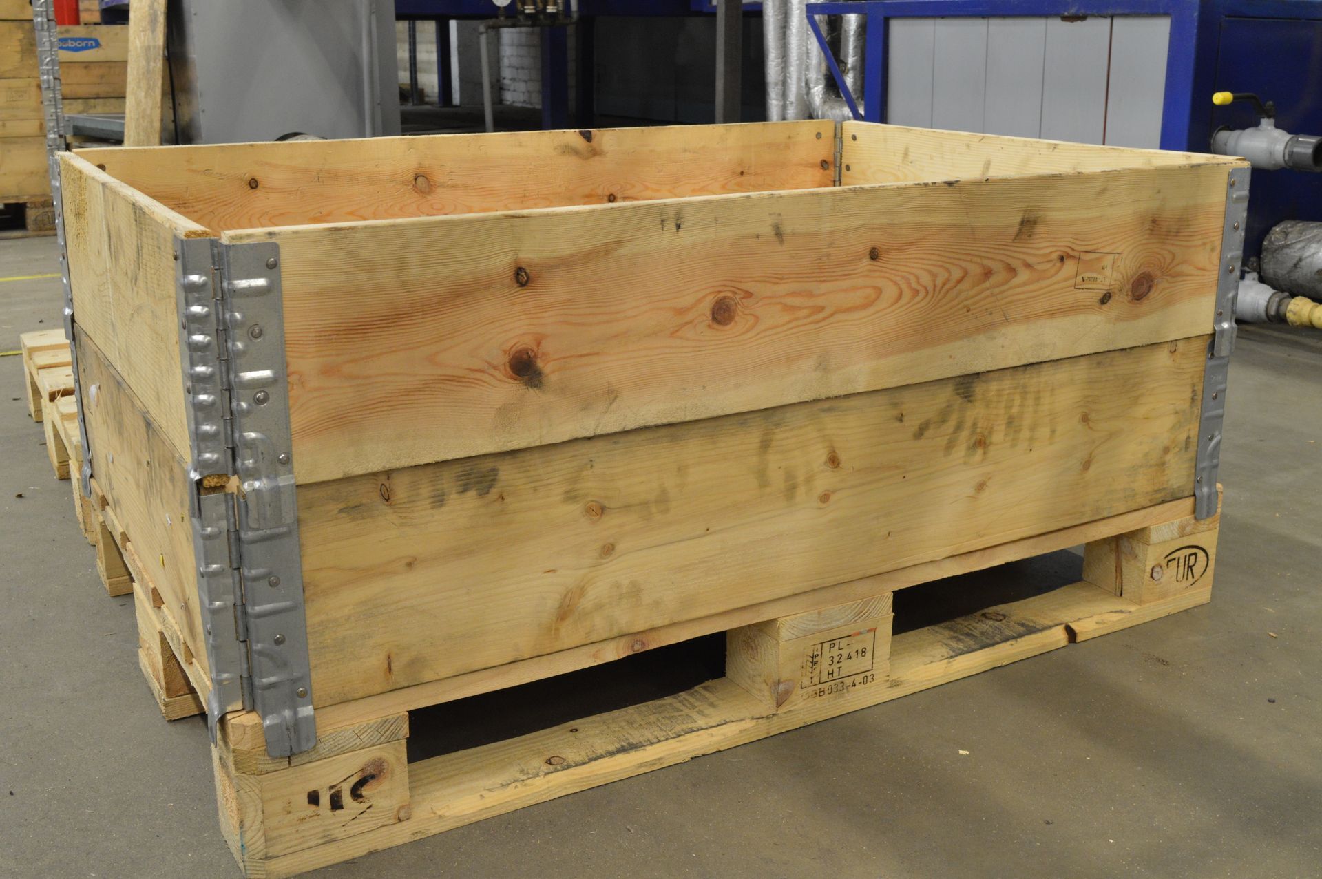Caisse en bois sur une palette.