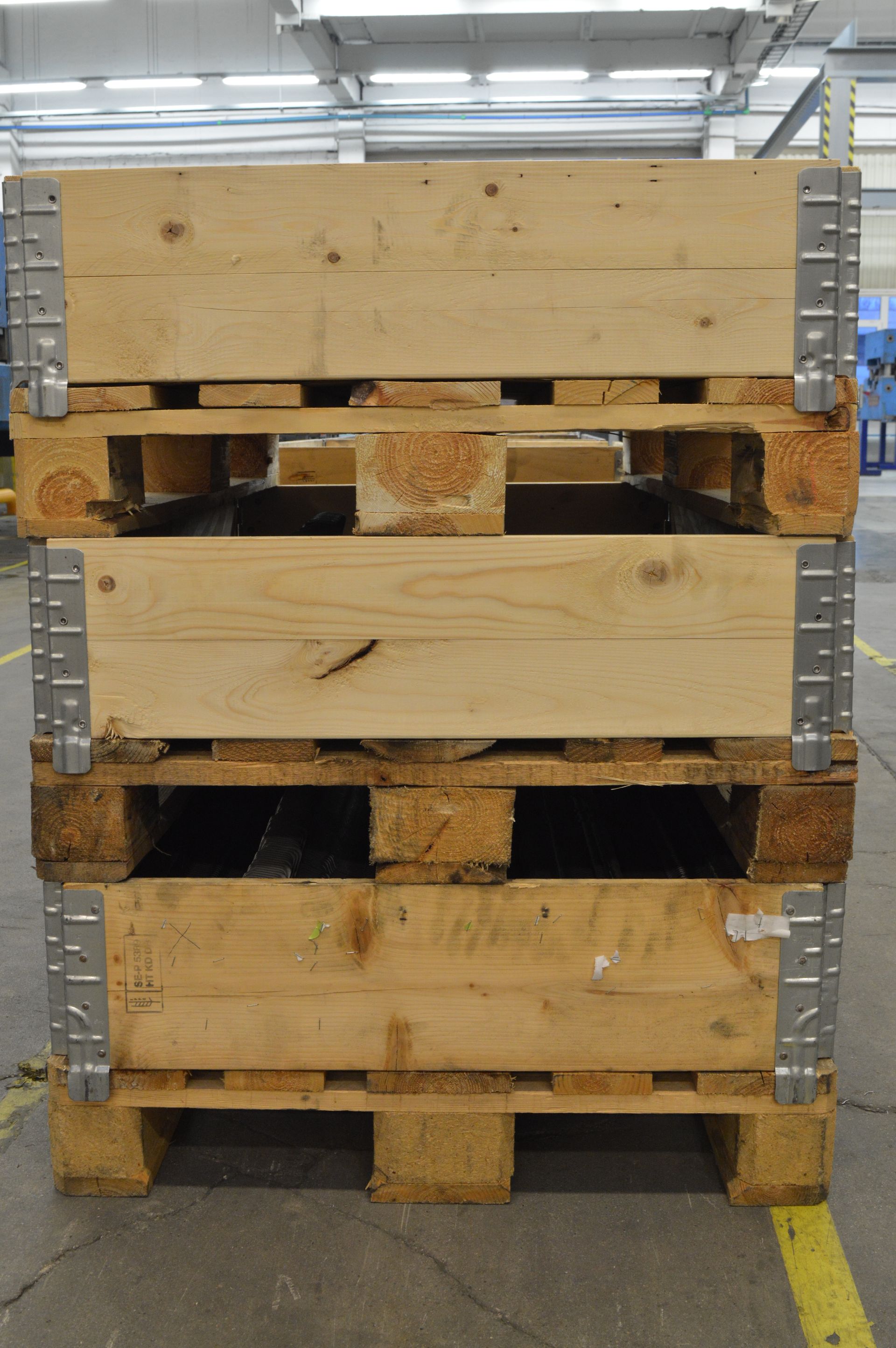 Caisse en bois avec métal sur les bords.