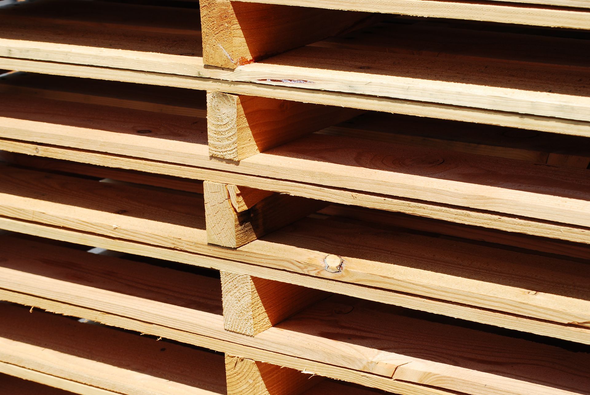 Palettes en bois alignées à la verticale.