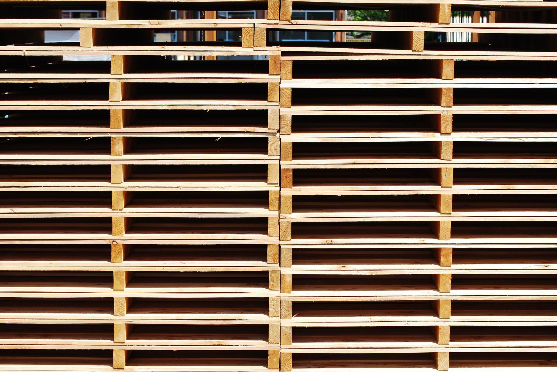 Deux colonnes de palettes parfaitement alignées.