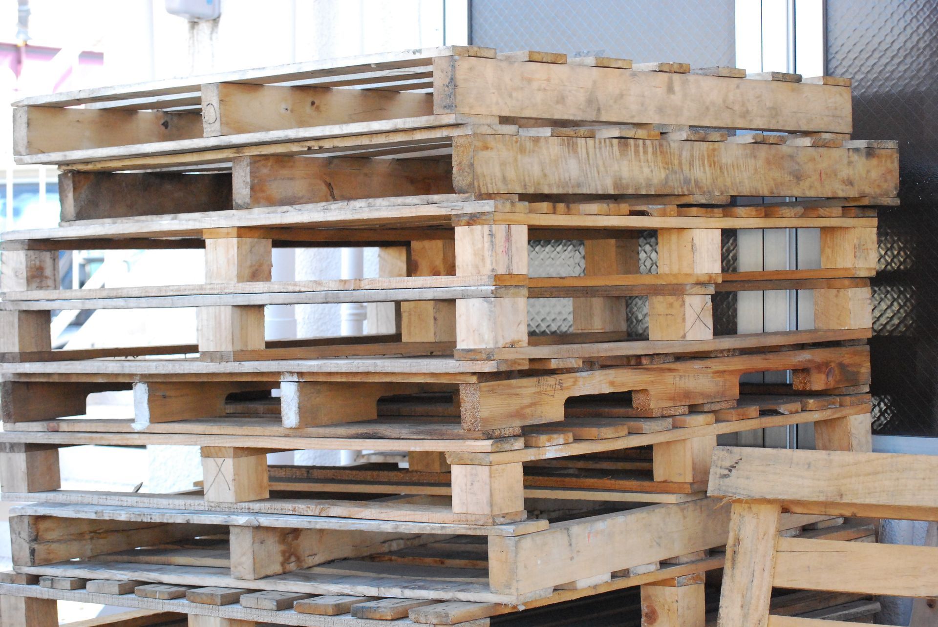 Palettes entassées contre un mur.