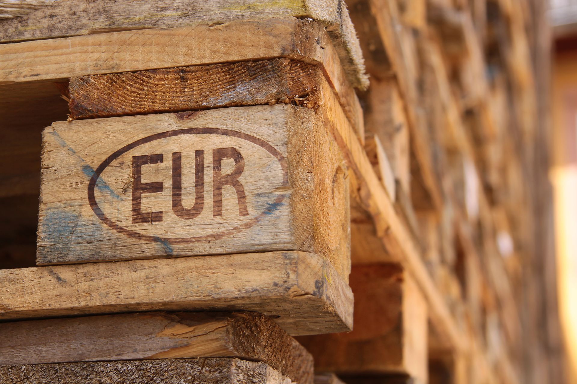 Palette en bois marquée EUR.
