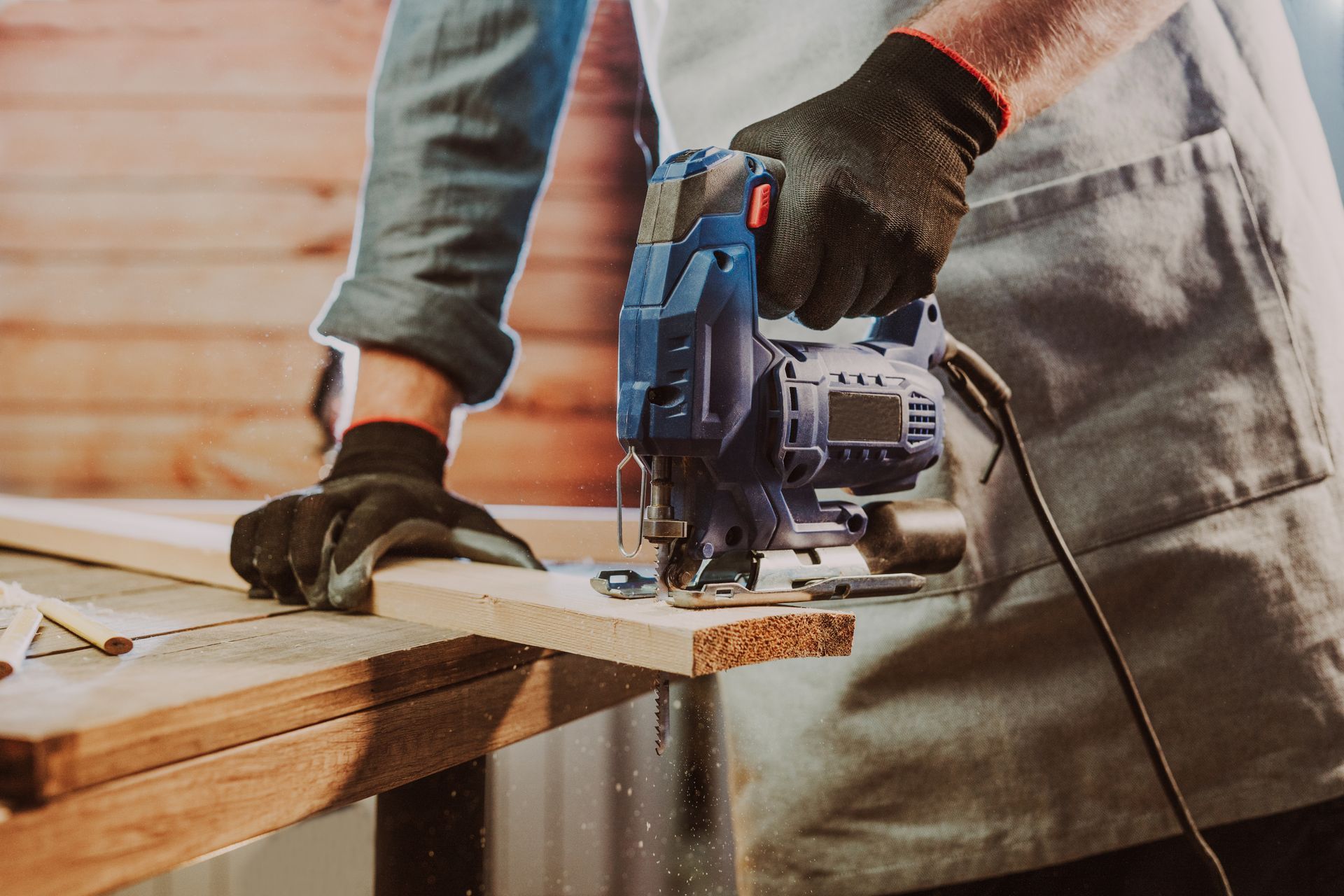Professionnel perforant une planche en bois.