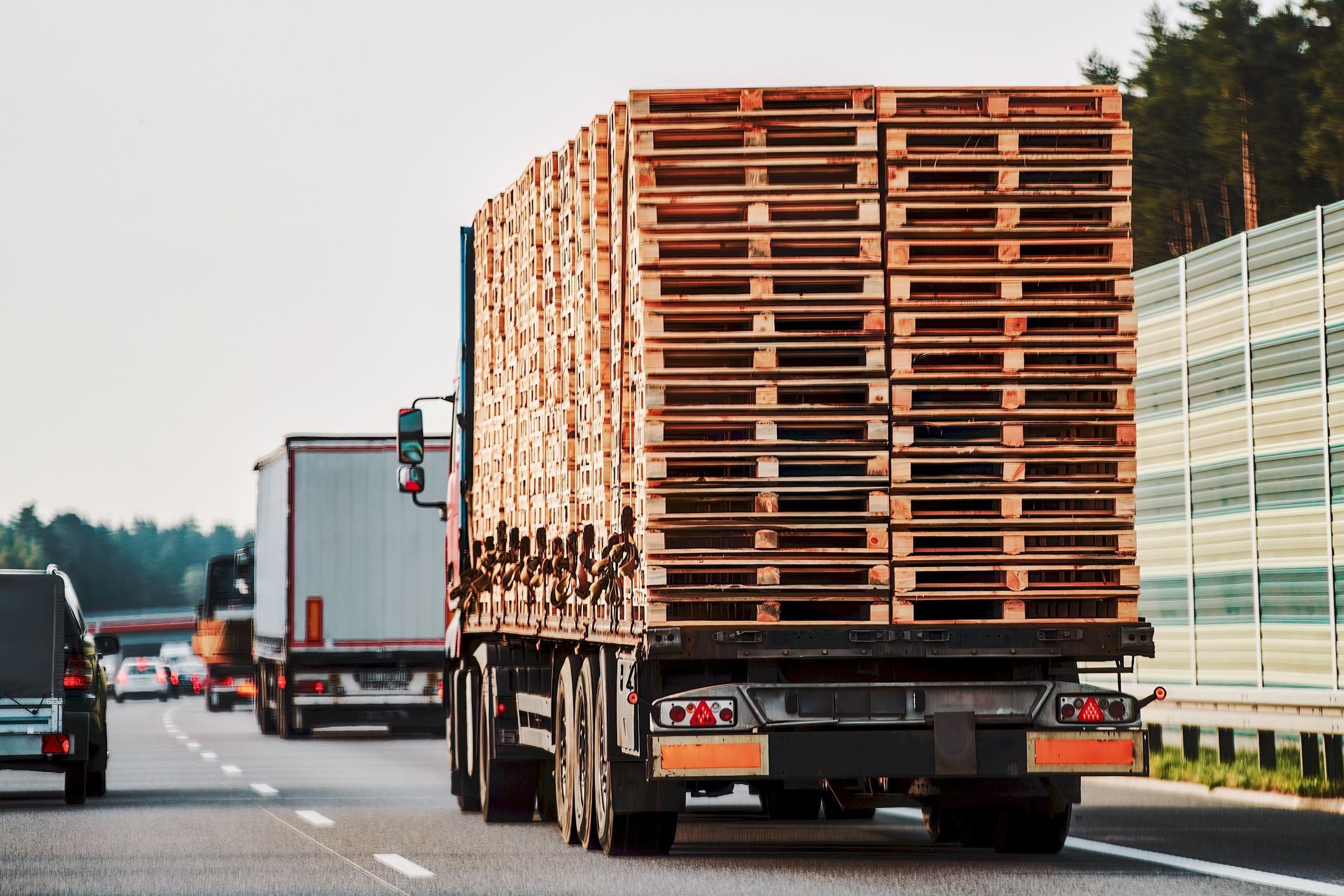 Palettes transportées par un camion sur une route.